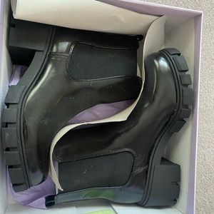 BNIB Madden Girl 90s chunky pull on boots